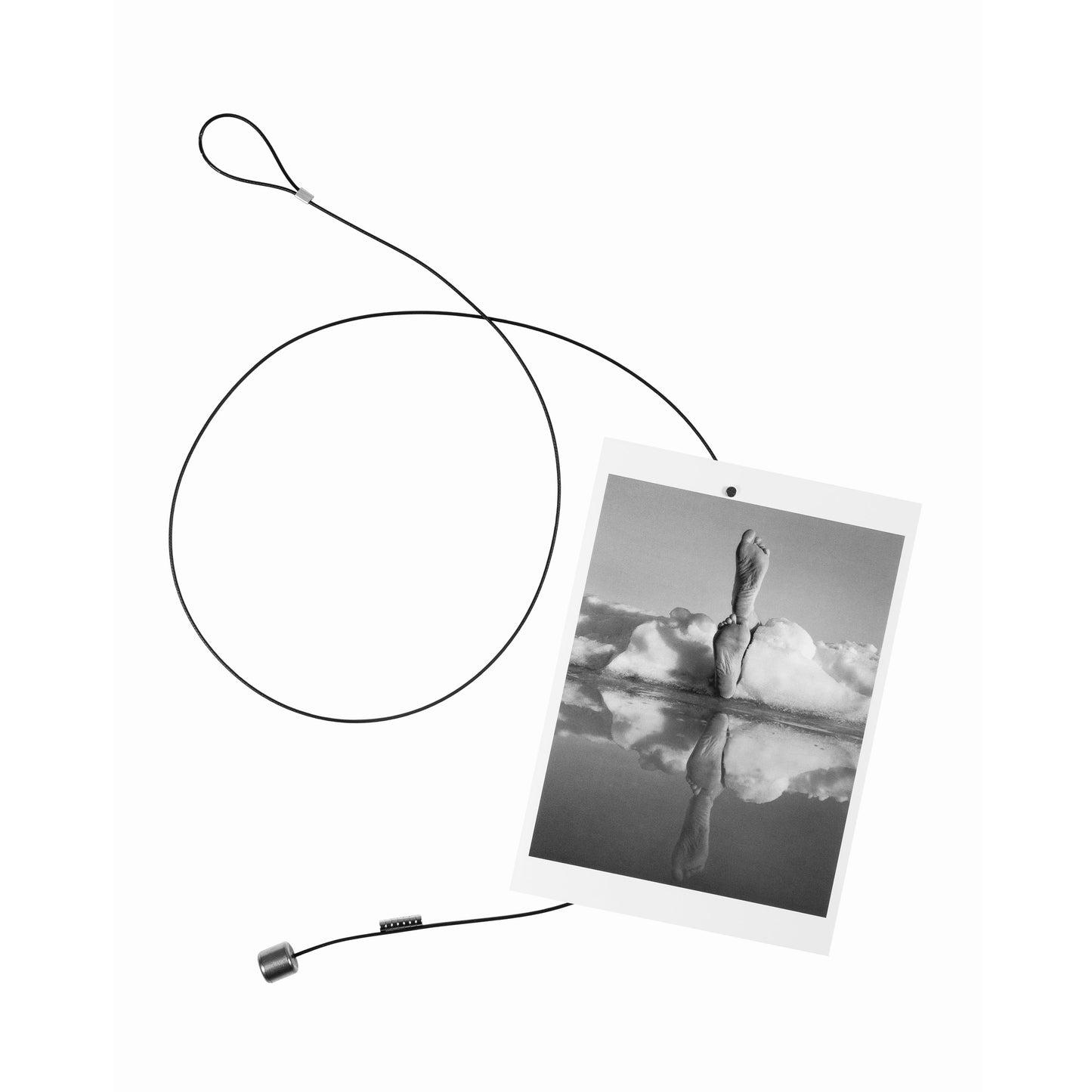 Svart vajer med magneter för att hänga upp foton och vykort | Fotografiska Shop