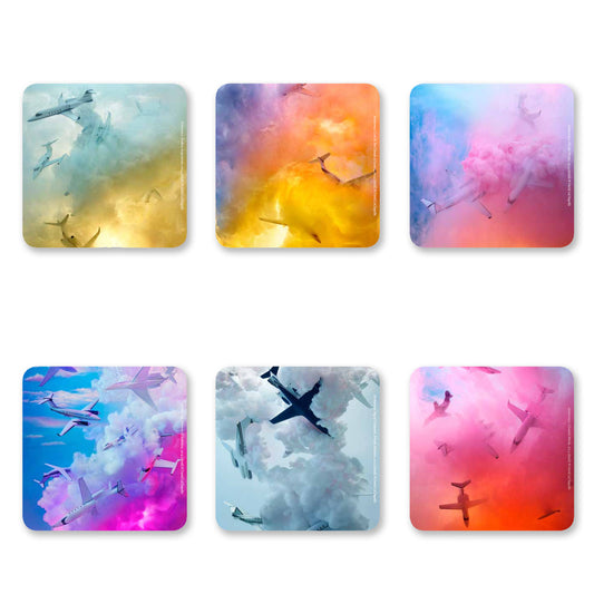 Glasunderlägg med färgglada motiv där frygplan ser ut att krocka i moln | David LaChapelle | Fotografiska Shop