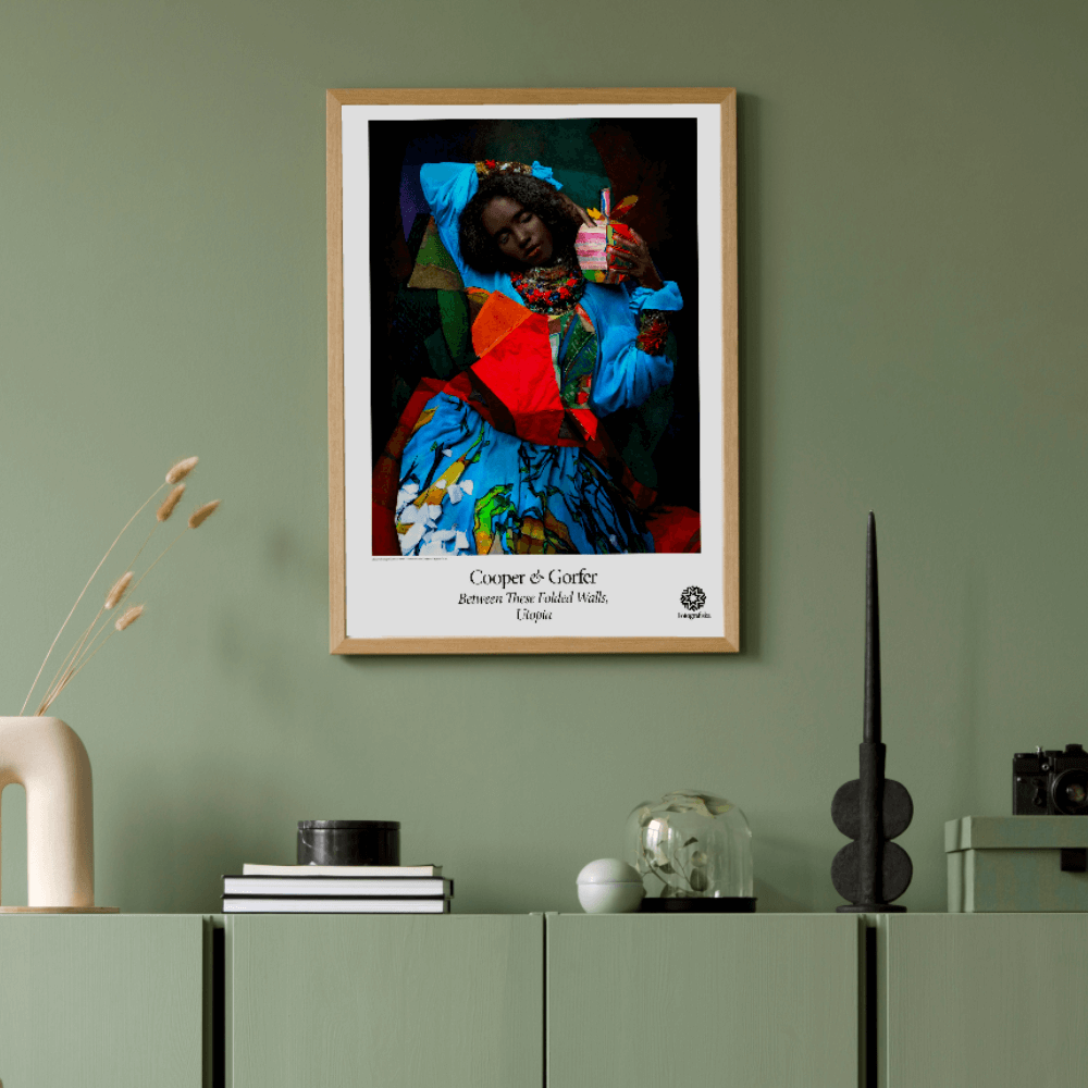 Maryan Holding Blue Poster | Fotografiska posters